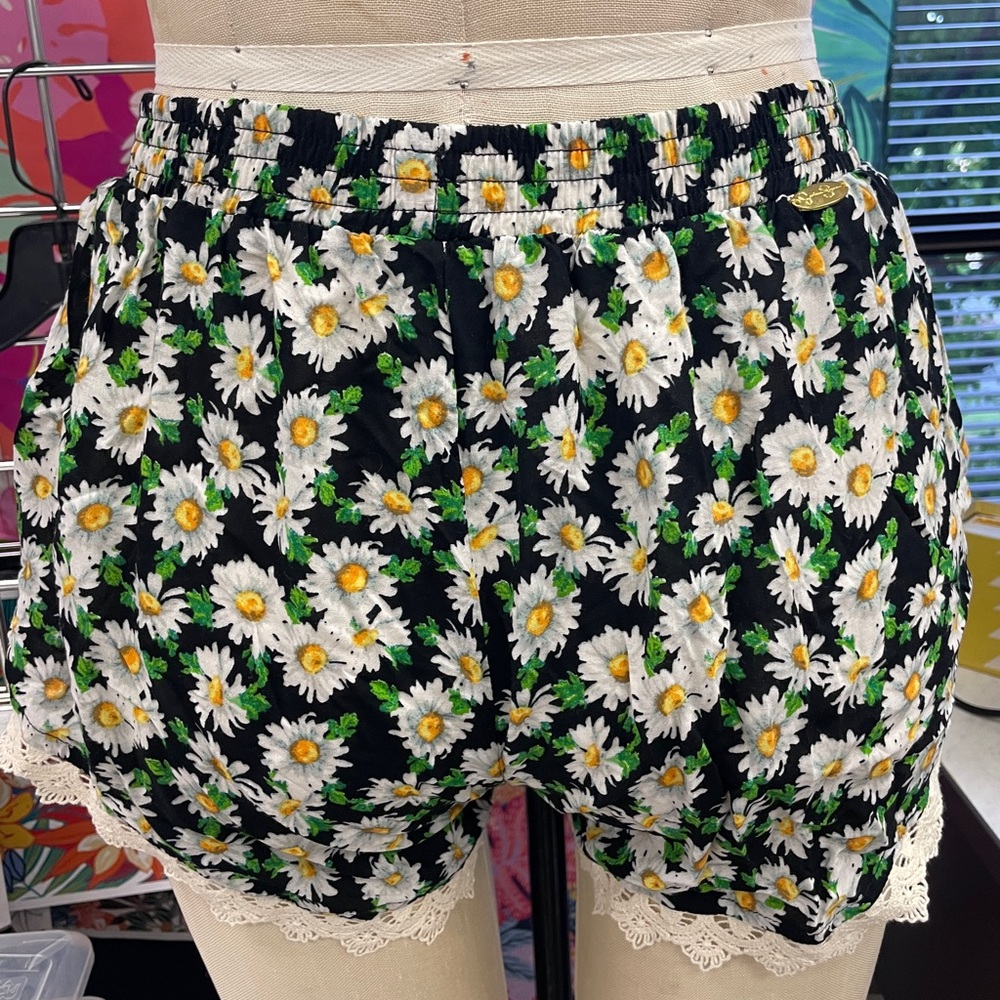 Jessica Simpson Daisy Crochet Trim Short Shorts - Picture 4 of 5